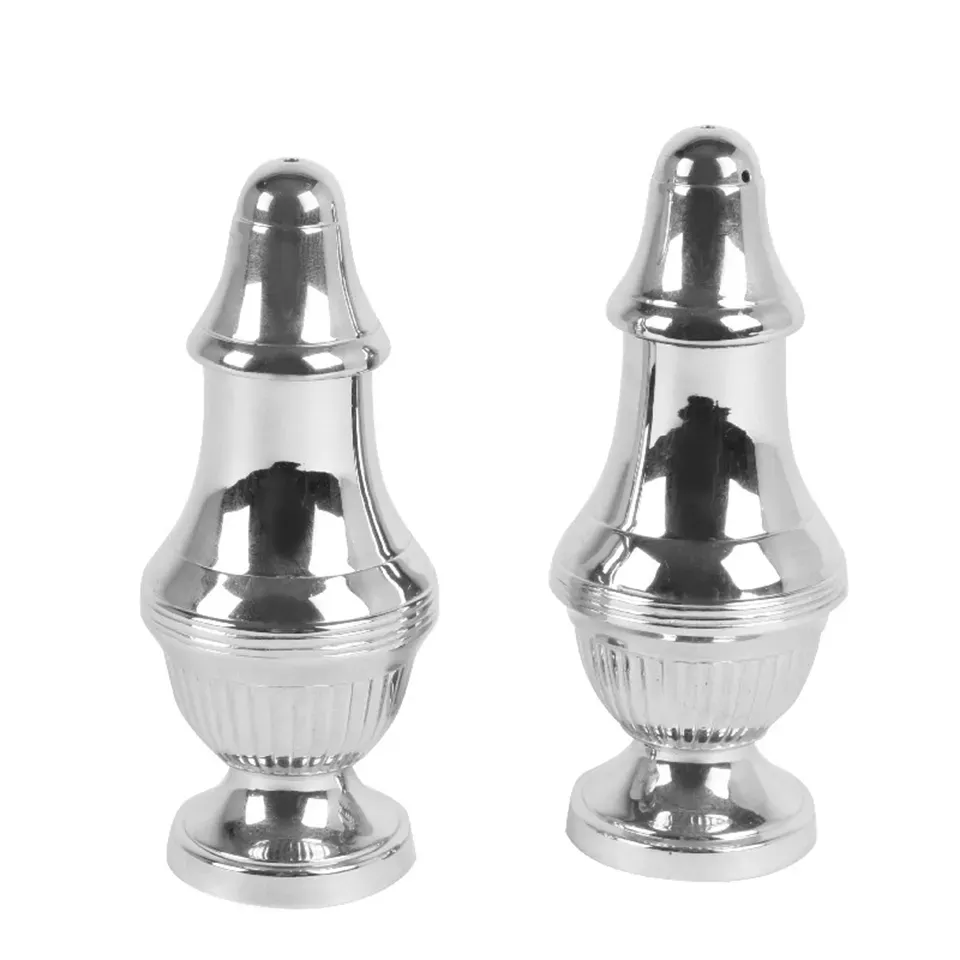 Handgefertigtes 2er Set Salz- und Pfefferstreuer, 10 cm, Silber Set aus zwei silberfarbenen Salz- und Pfefferstreuern aus Messing mit Nickel-Finish