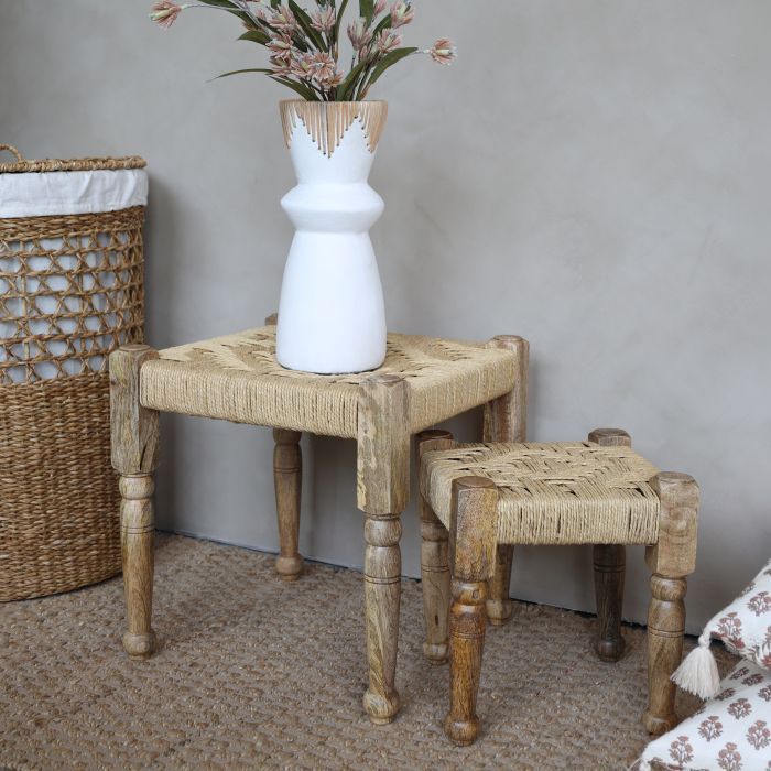 2er-Set handgemachte Hocker aus Mangoholz mit Geflechtsitz