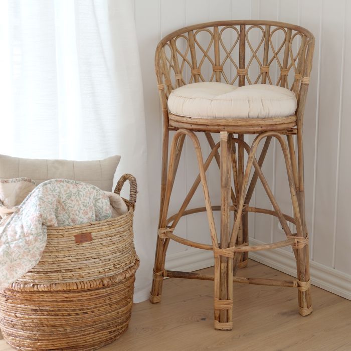 Handgemachter Barstuhl aus Rattan mit hellem Kissen