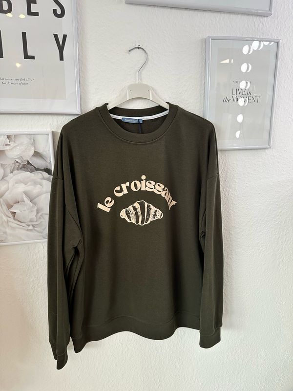 Croissant Pullover