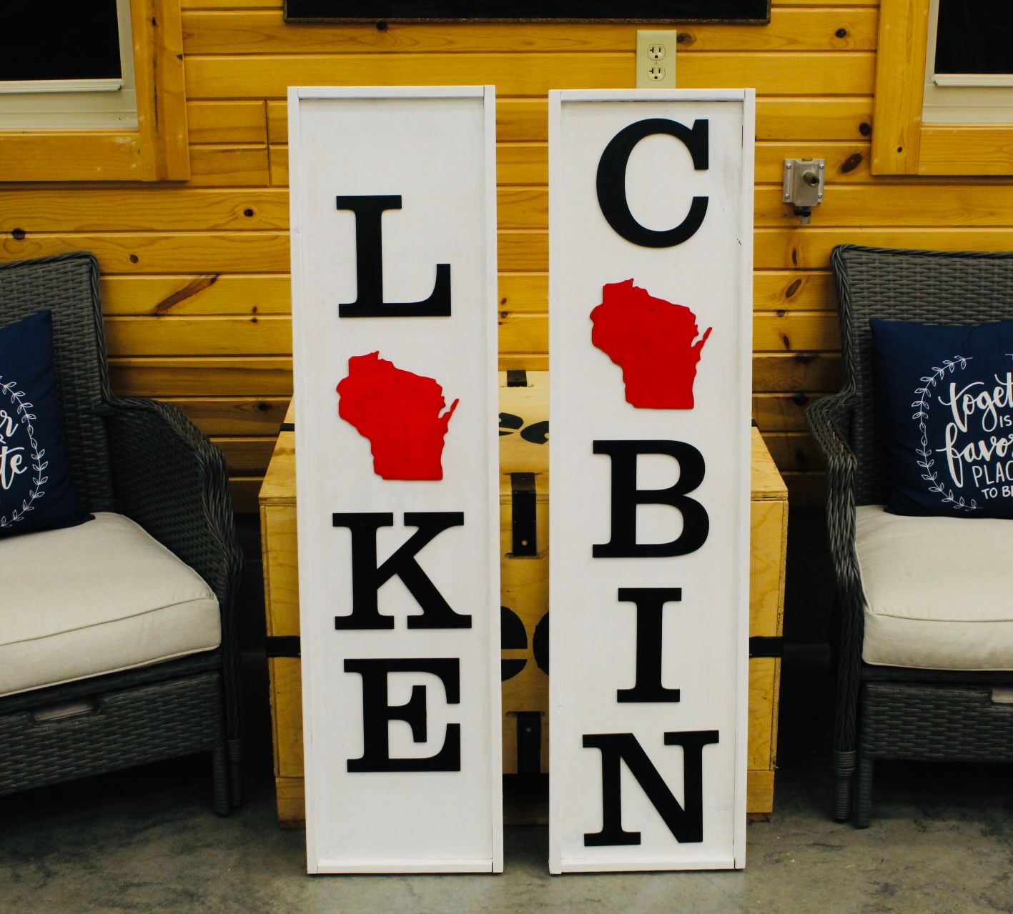 &#39;Cabin&#39;, &#39;Lake&#39;, and &#39;Home&#39; signs