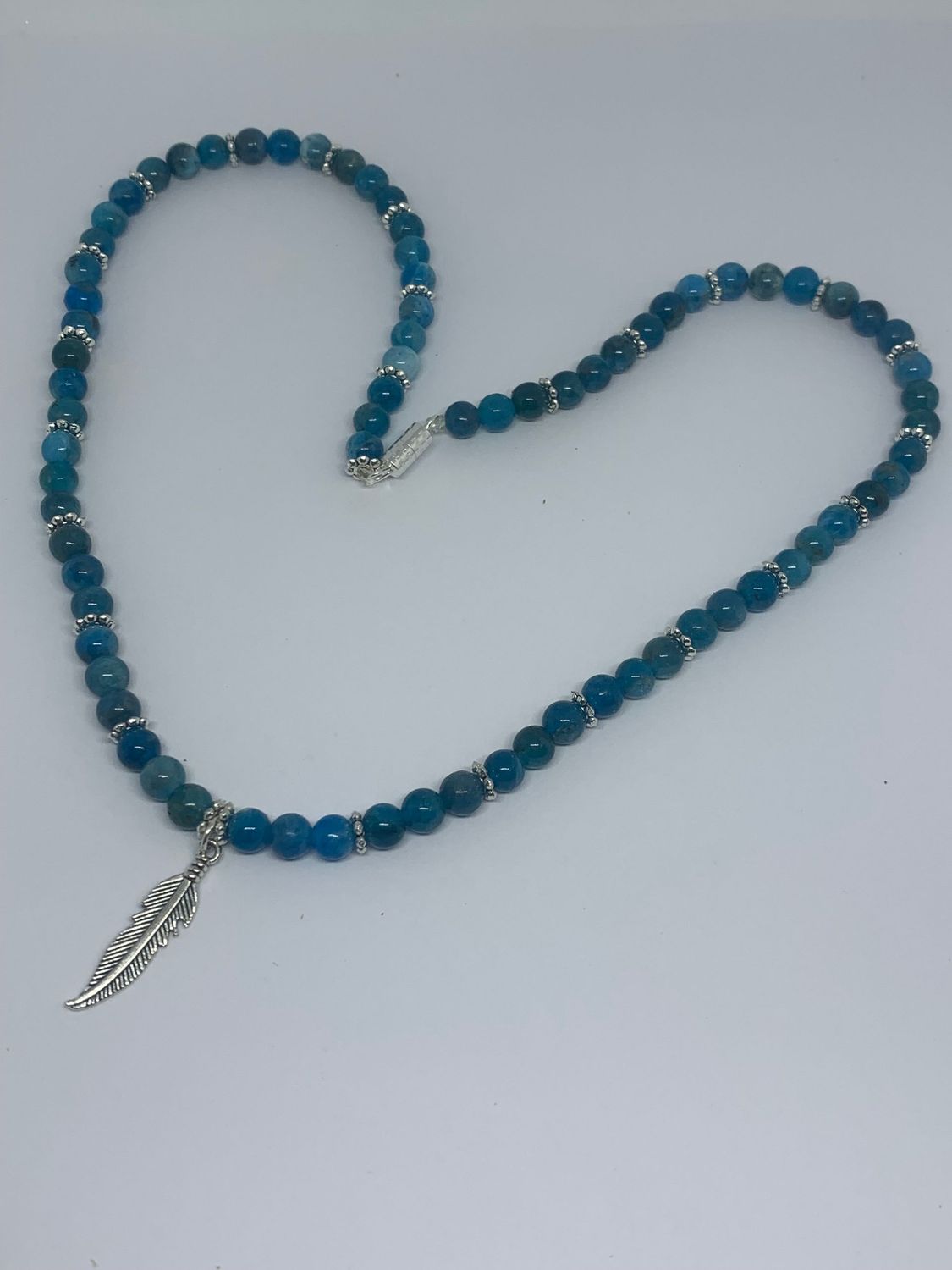 Collier perles 6mm en pierre apatite naturelle  avec Pendentif  Plume