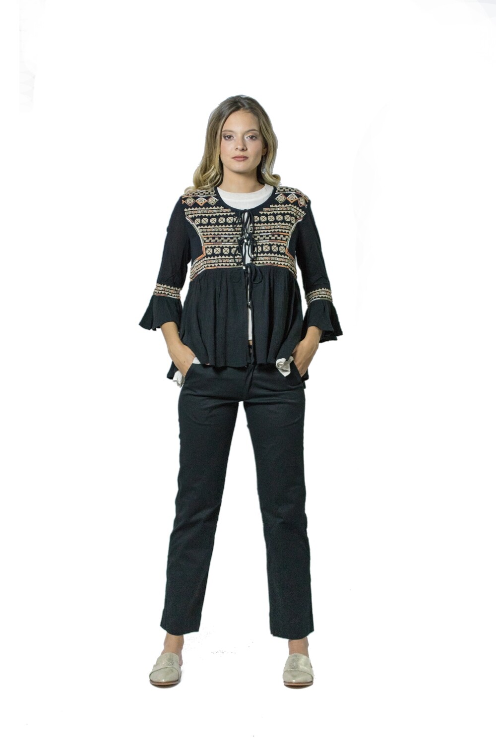 Chaqueta estilo blusa bordada