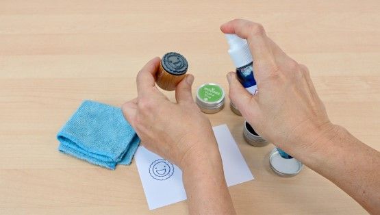 Liquido per pulire timbri di gomma e tabellionati