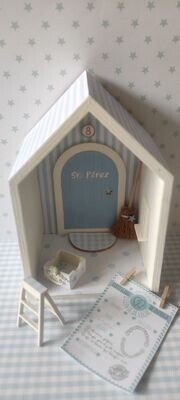 Puerta de ratoncito Pérez, con casita y miniaturas, realizado a mano por  Arantxa Morejòn, de www.nonitos.es #…