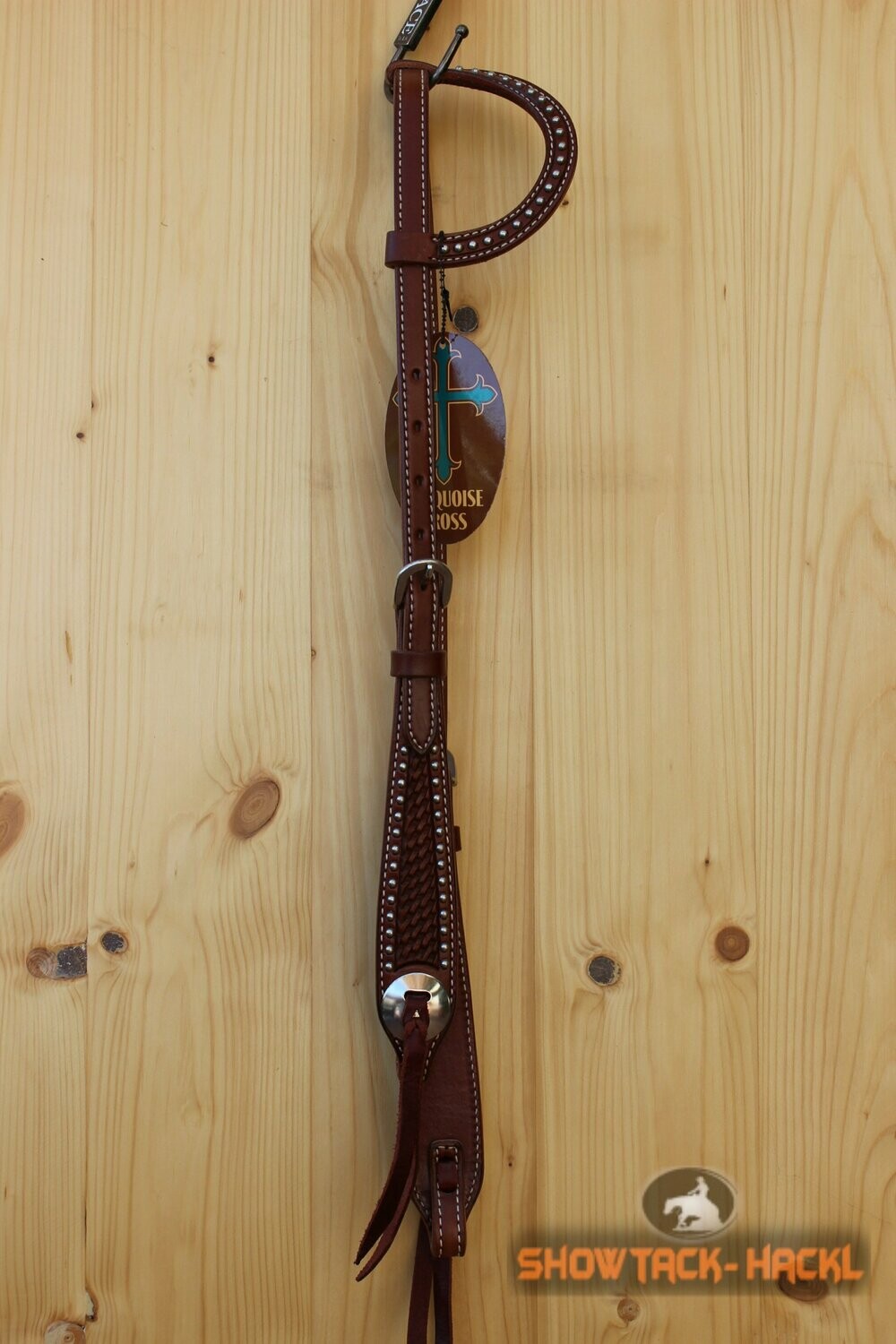 One ear Turquois Cross color Chesnut