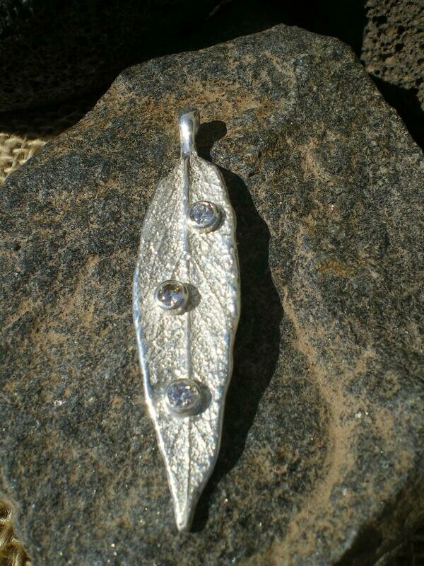 Feuille de sauge en argent massif sertie de 3 zirconias