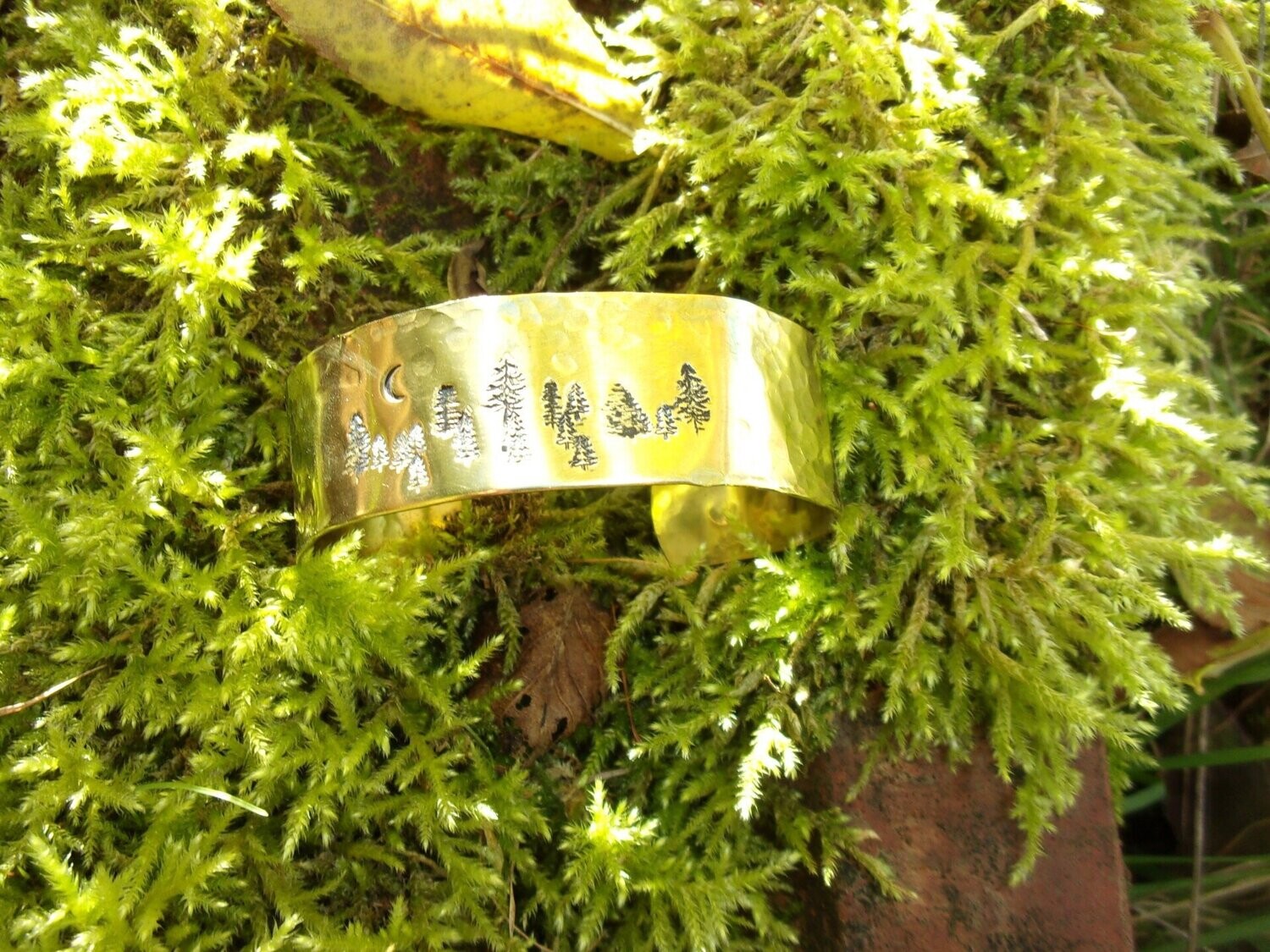 Bracelet en laiton martelé et poinçonné "forêt" largeur 2 cm