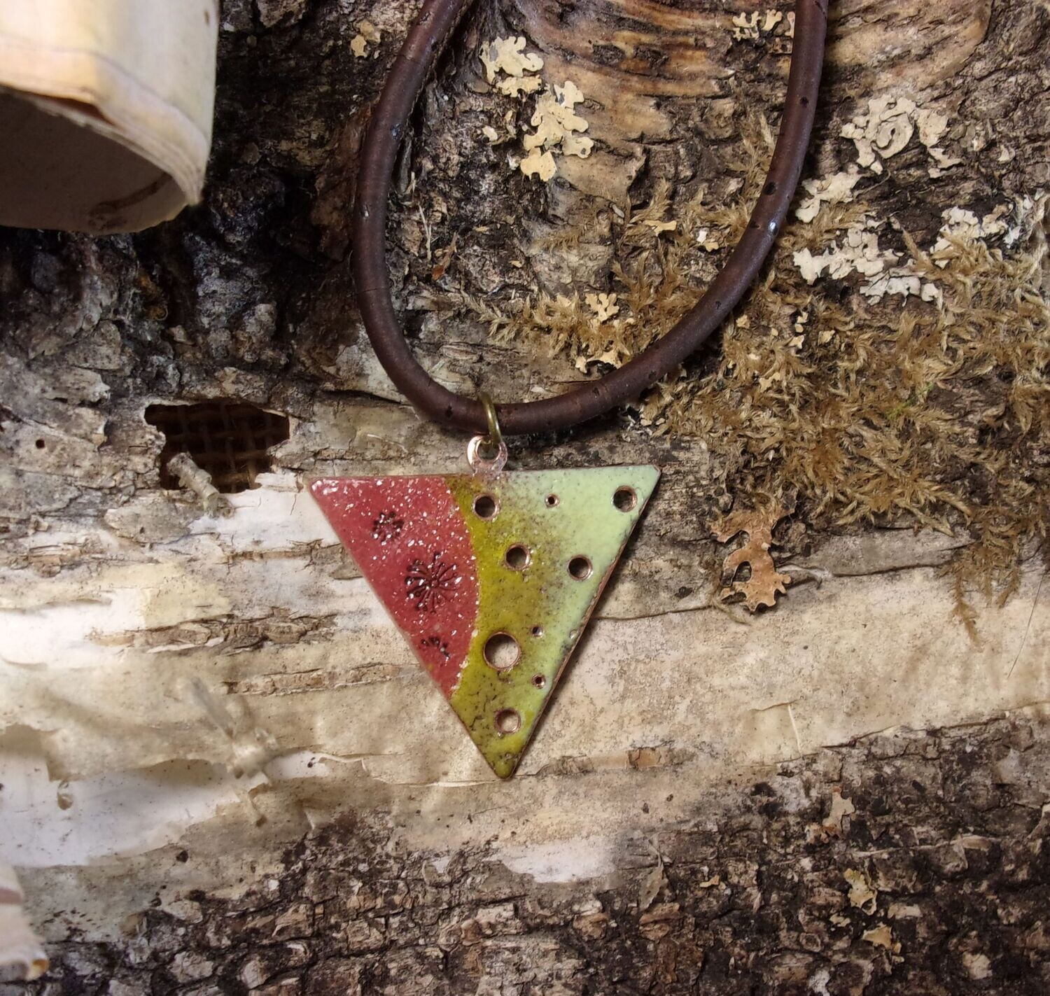 Pendentif triangle en cuivre estampé "pissenlits" émaillé " tons verts clairs