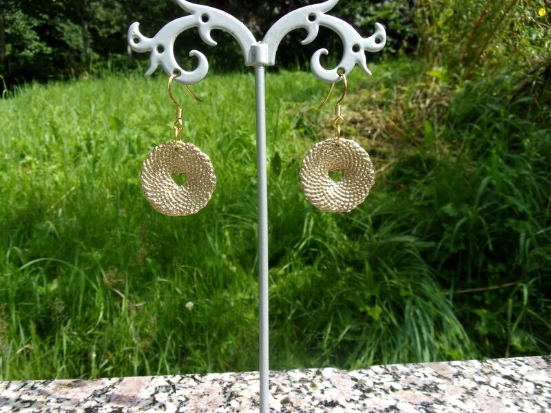 Boucles d'oreilles Coeur de reine Marguerite en laiton massif