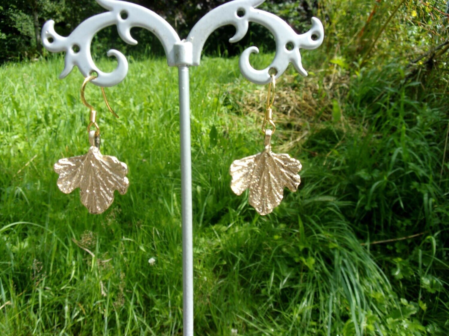 Boucles d'oreilles "feuilles de géranium" en laiton massif