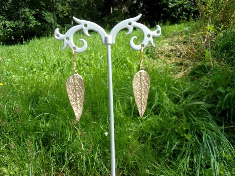 Boucles d'oreilles petites feuilles de sauge en laiton massif