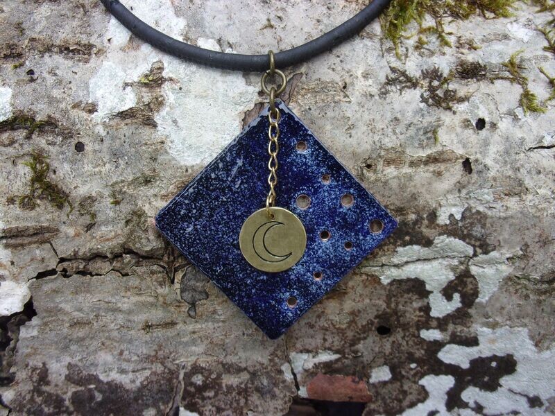 Médaillon carré "ciel d'été"  en cuivre émaillé, laiton estampé.