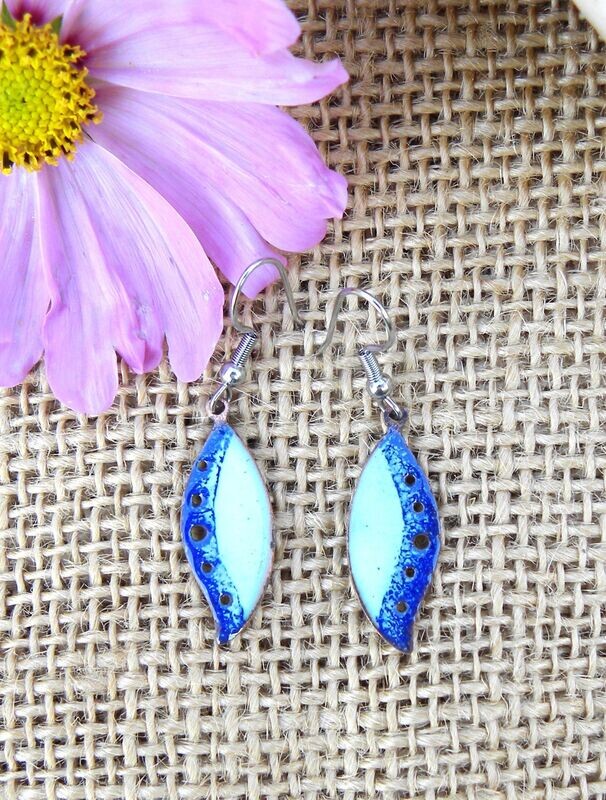 Boucles d'oreilles "ailes d'insecte" tons bleu et vert pastel.