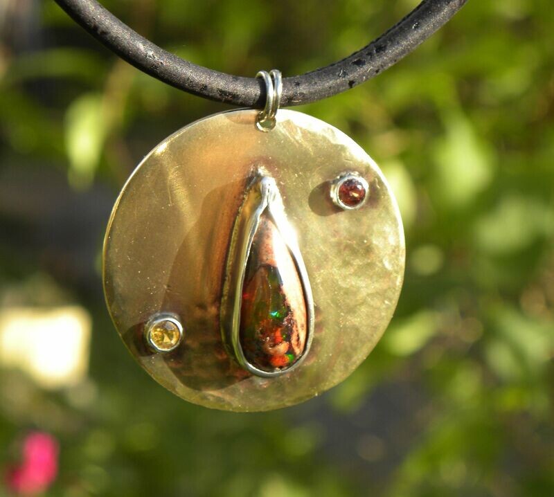 Pendentif opale de feu du Mexique, grenat, citrine, sur laiton martelé.