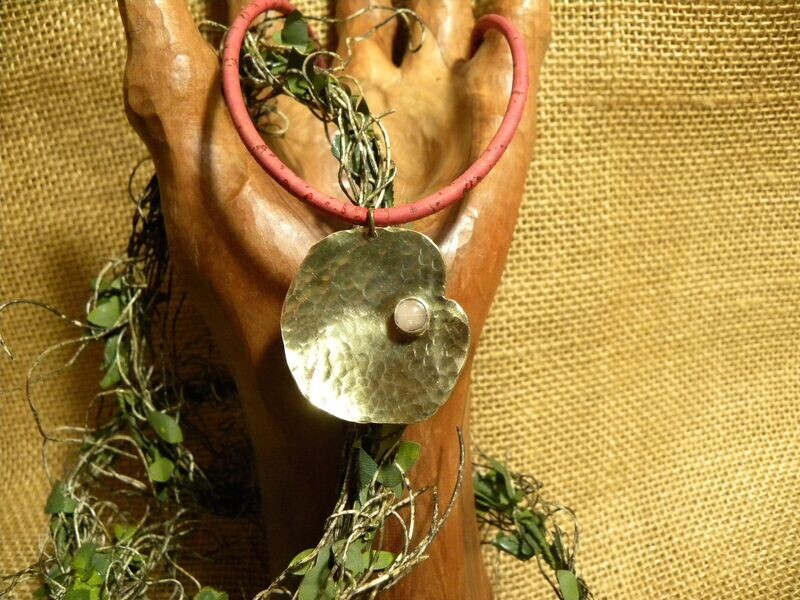 Pendentif nénuphar et quartz rose.