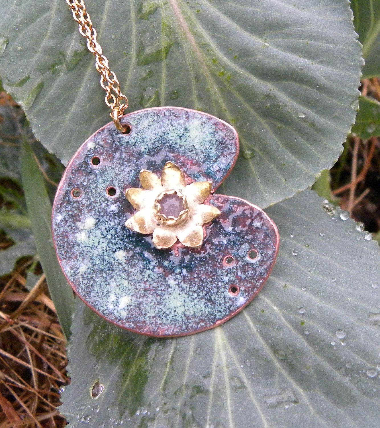 Pendentif émaillé Nénuphar , laiton et quartz rose