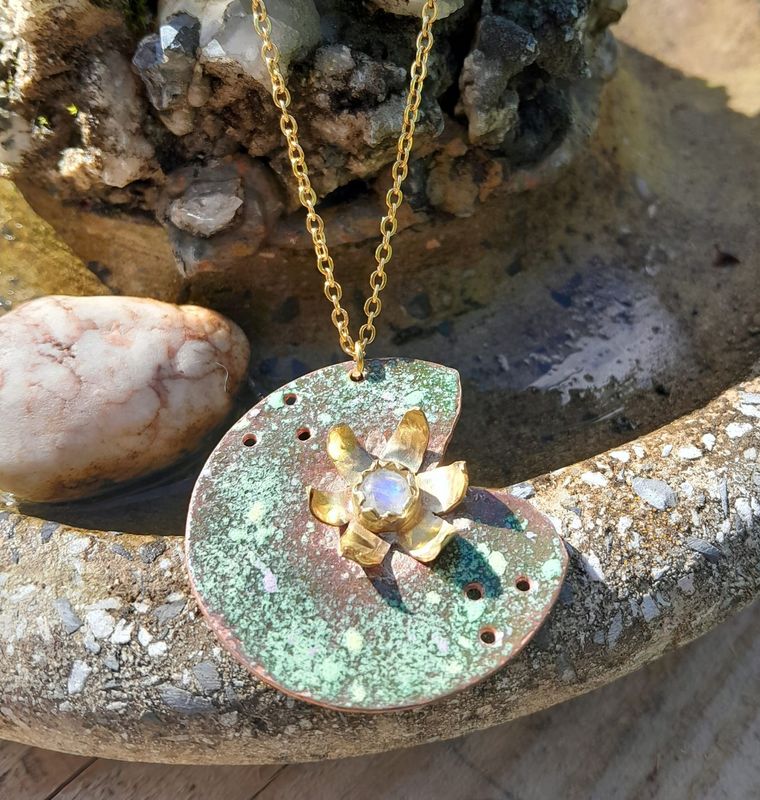 Pendentif émaillé, laiton et pierre de lune