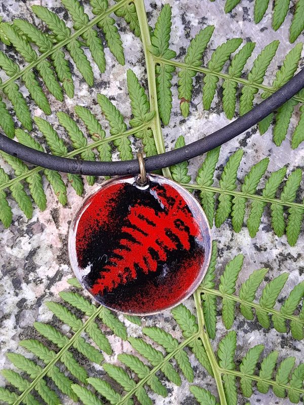 Pendentif "fougère" en cuivre émaillé rouge et noir.