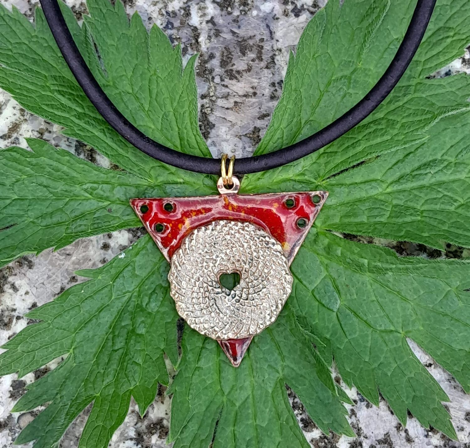 Pendentif "coeur de reine marguerite" en laiton sur cuivre émaillé rouge.