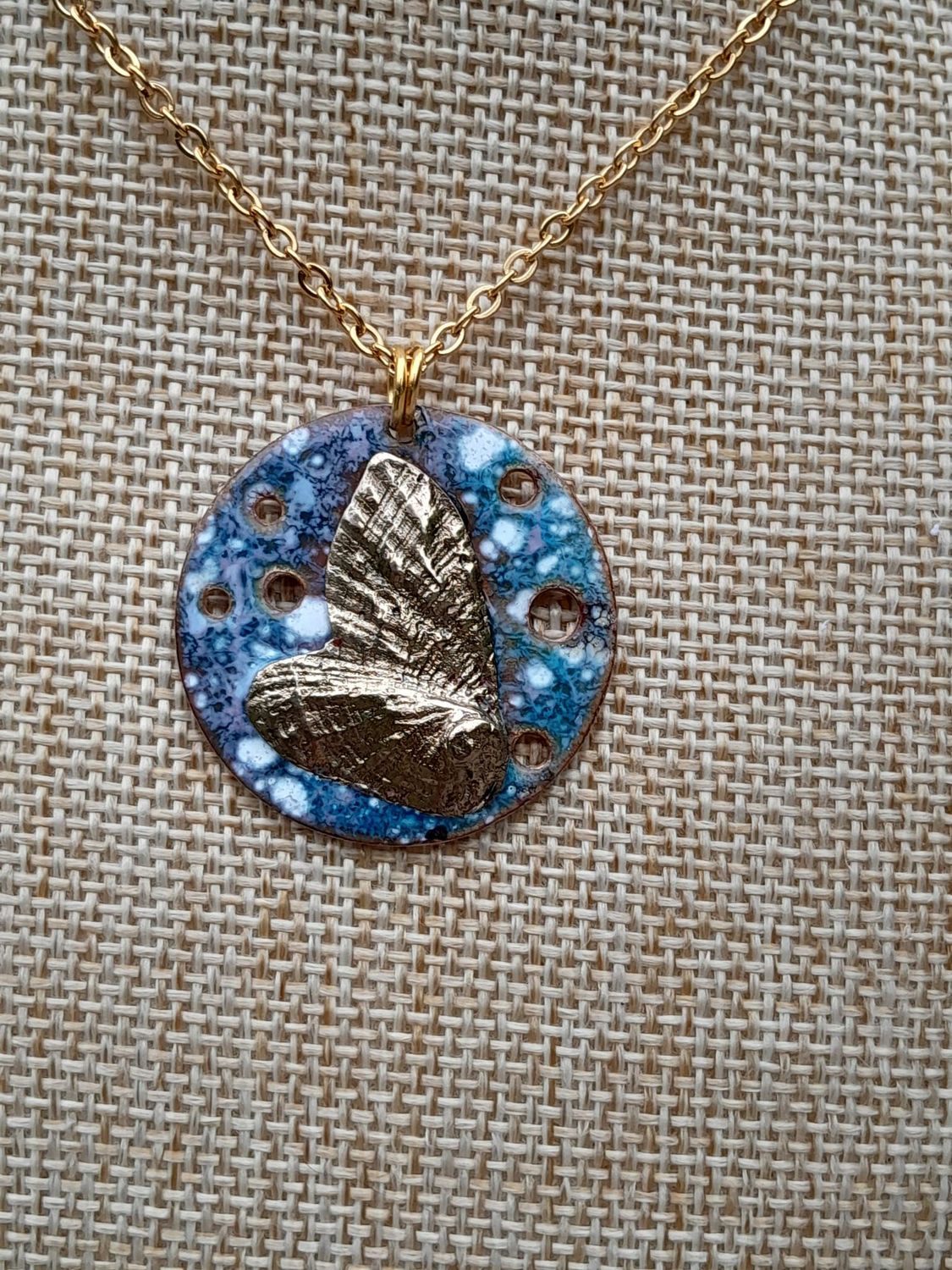 Papillon des mers sur émail bleu (coquille d'ormeau)