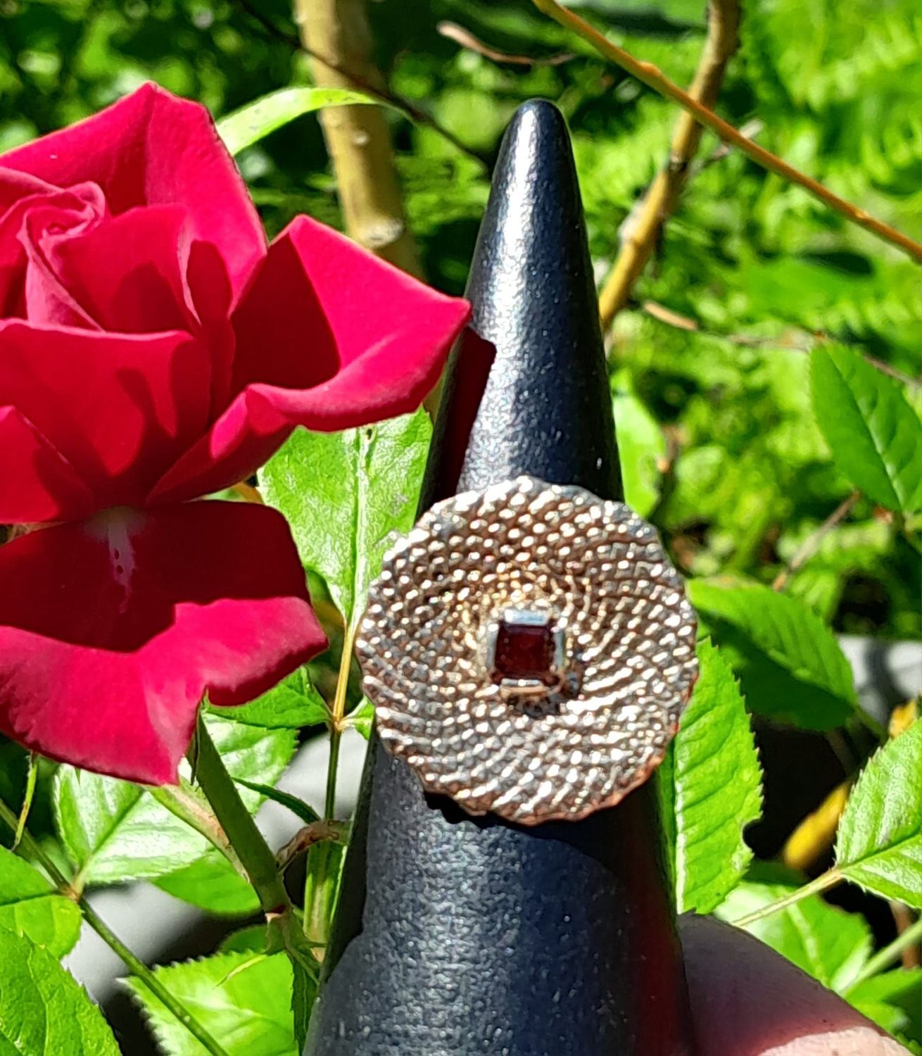 Bague Coeur de reine marguerite sertie d'un grenat