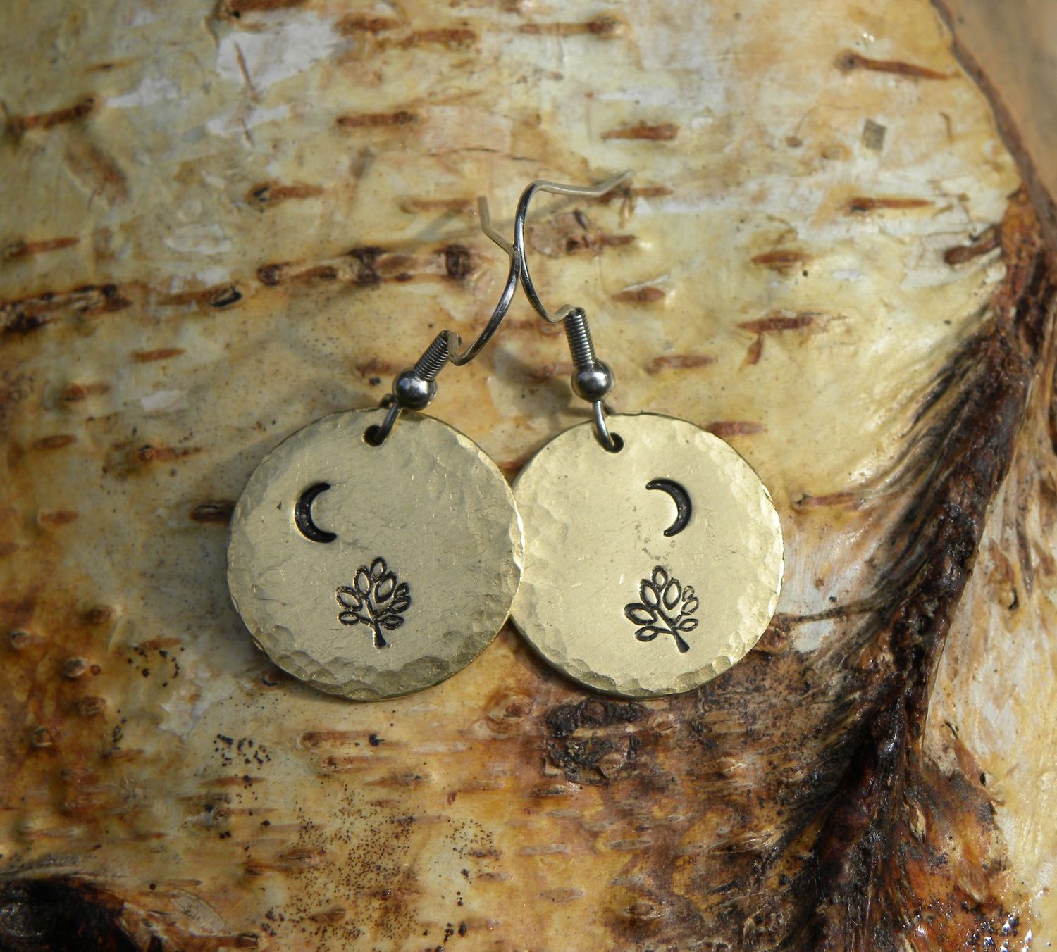 Boucles d'oreilles en laiton martelé arbre de vie sous la lune