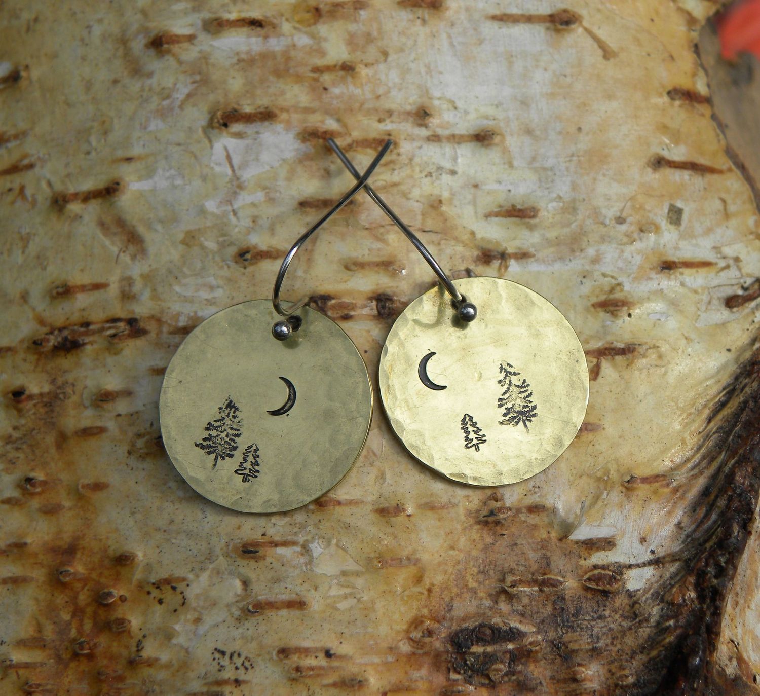 Boucles d'oreilles en laiton martelé sapins sous la lune