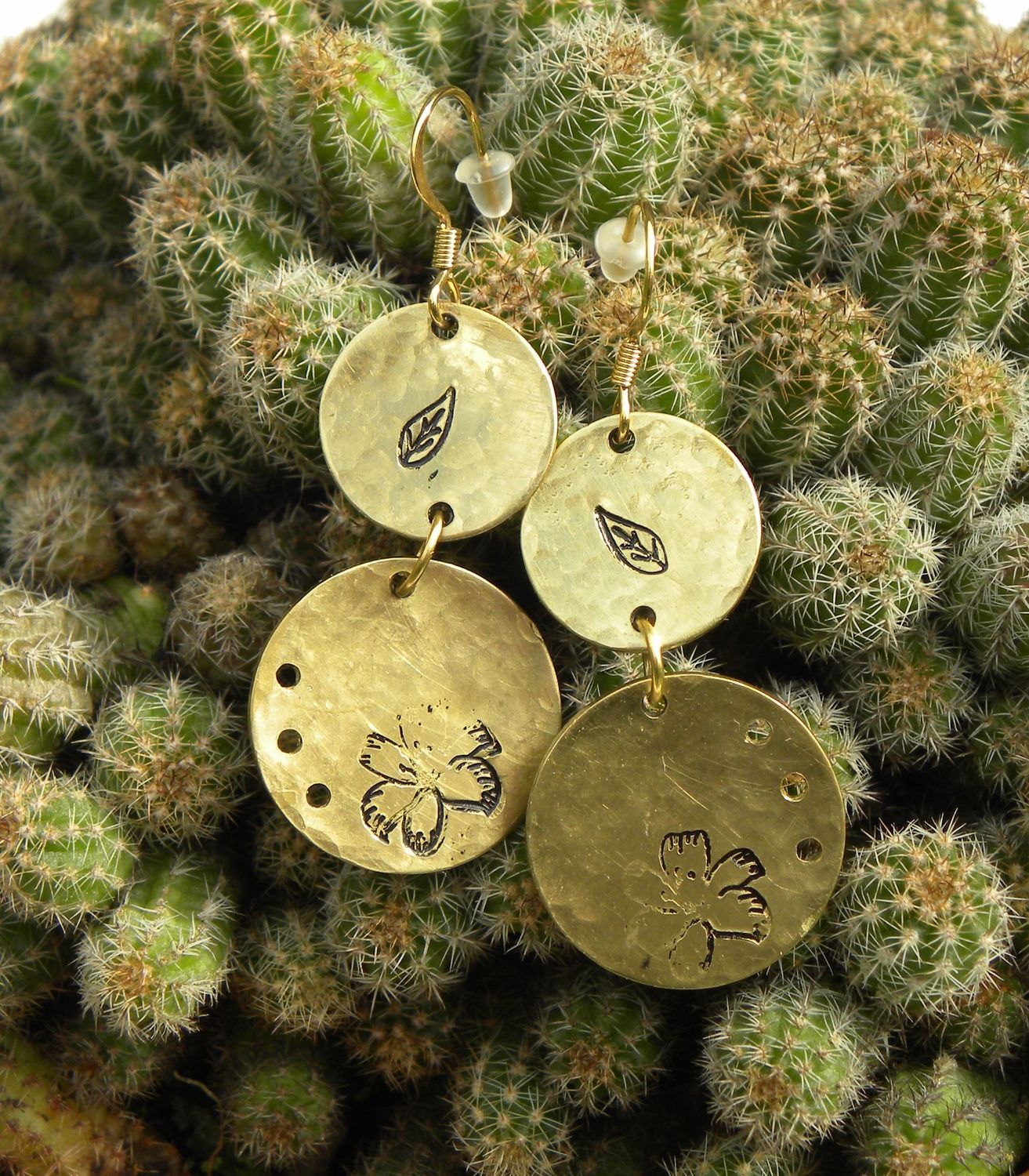 Boucles d'oreilles en laiton martelé, percé et estampé fleur de lys