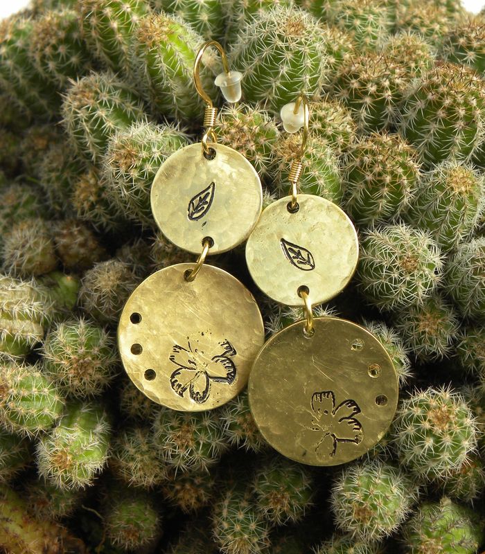 Boucles d'oreilles en laiton martelé, percé et estampé fleur de lys