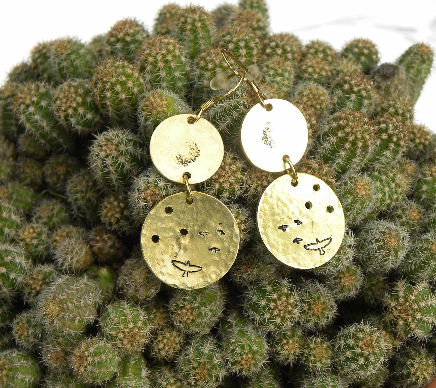 Boucles d'oreilles en laiton martelé, percé et estampé d'oiseaux