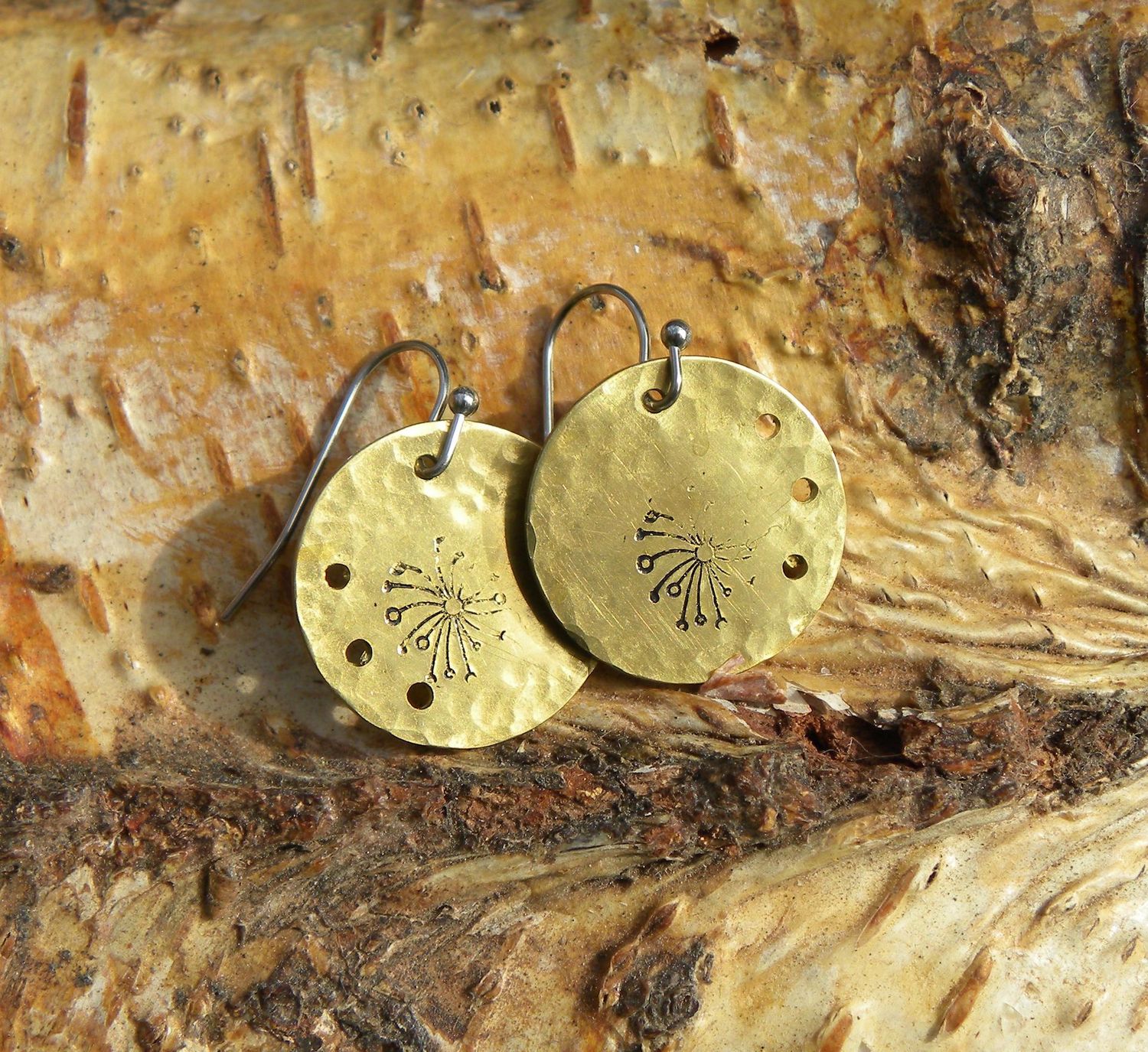 Boucles d'oreilles en laiton martelé et percé, pissenlits