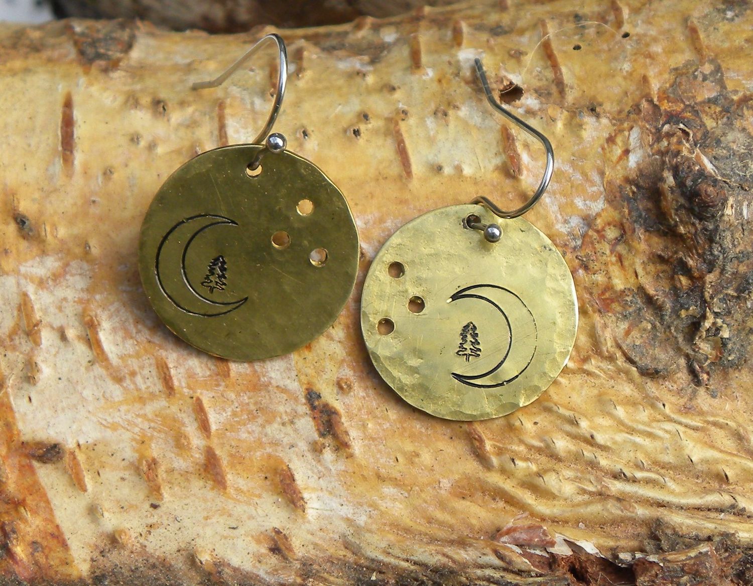Boucles d'oreilles en laiton martelé, percé, estampé croissant de lune vosgien