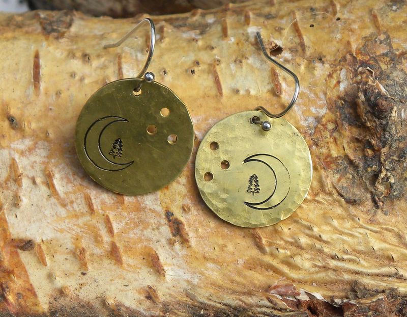 Boucles d'oreilles en laiton martelé, percé, estampé croissant de lune vosgien
