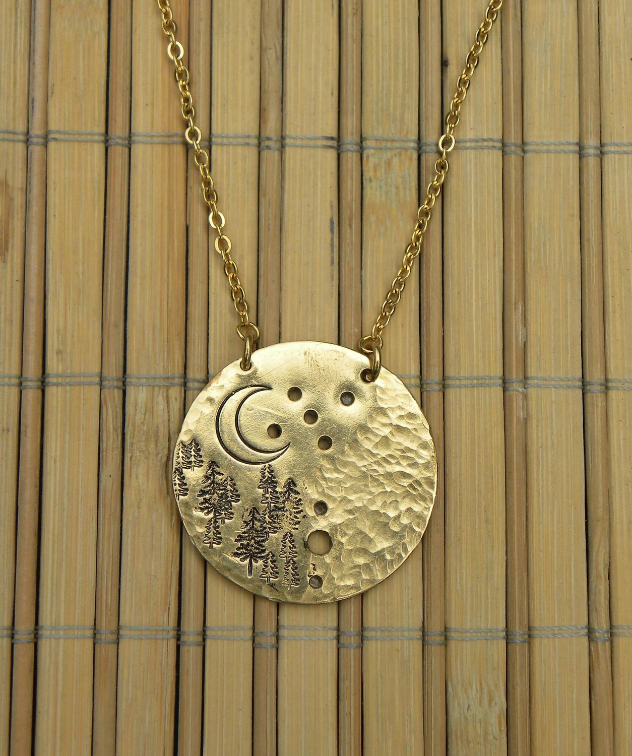 Pendentif en laiton martelé, percé, estampé "paysage vosgien"
