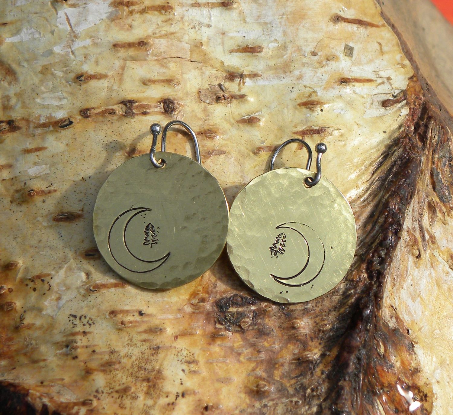 Boucles d'oreilles en laiton martelé croissant de lune vosgien