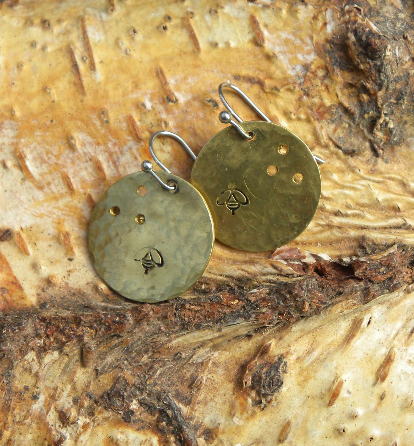Boucles d'oreilles en laiton martelé, percé et estampé "arbre de vie"