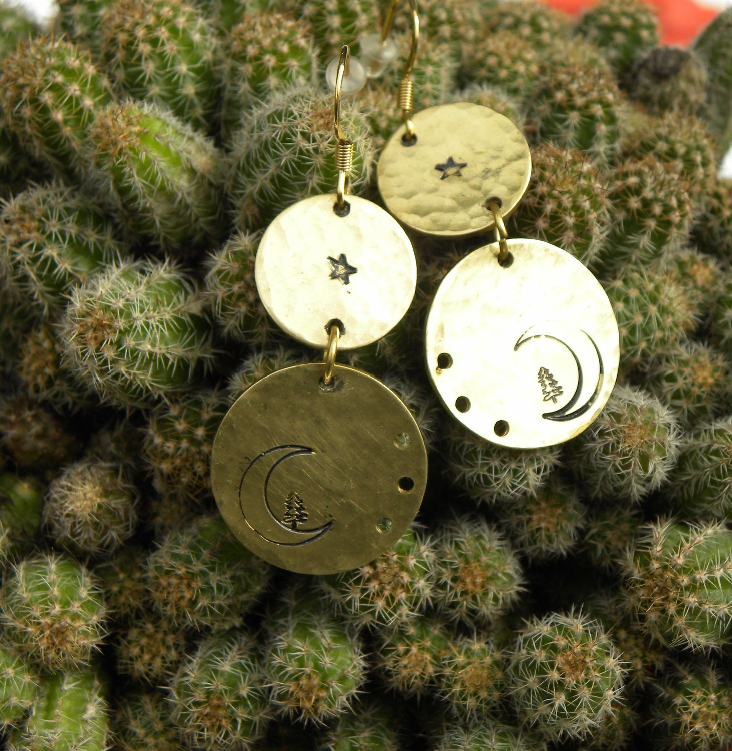 Boucles d'oreilles en laiton martelé, percé et estampé croissant de lune vosgien.