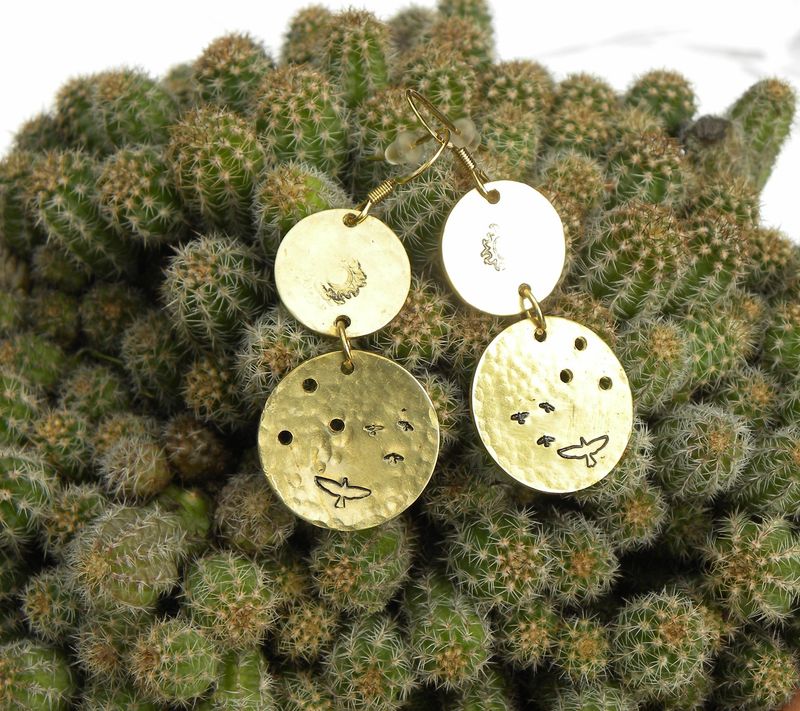 Boucles d'oreilles en laiton martelé, percé et estampé d'oiseaux