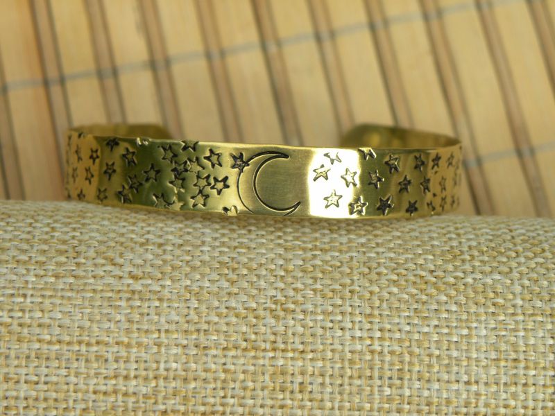 Bracelet 1 cm en laiton estampé d'étoiles et d'un croissant de lune