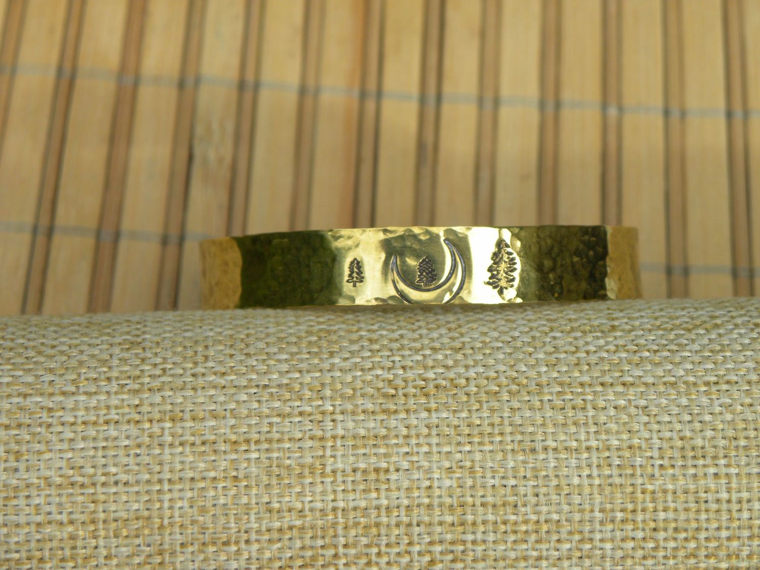Bracelet 1 cm en laiton martelé, estampé croissant de lune vosgien