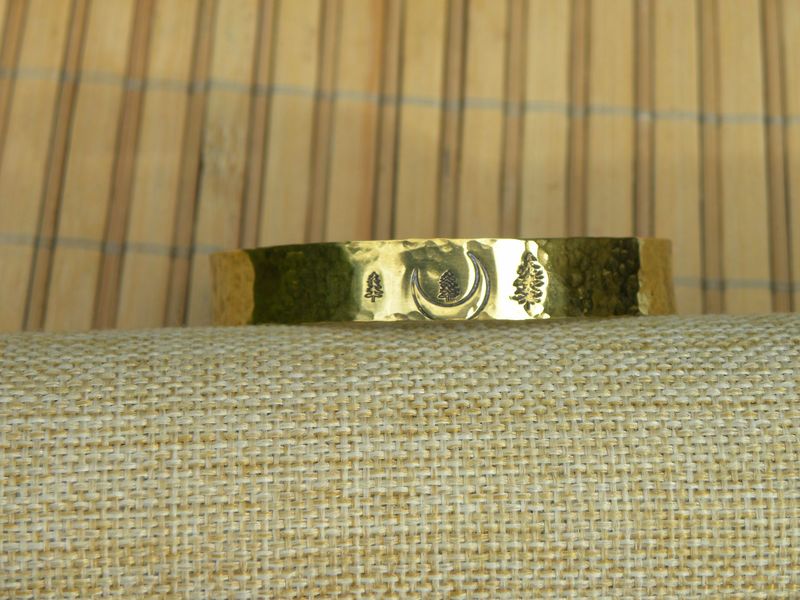 Bracelet 1 cm en laiton martelé, estampé croissant de lune vosgien