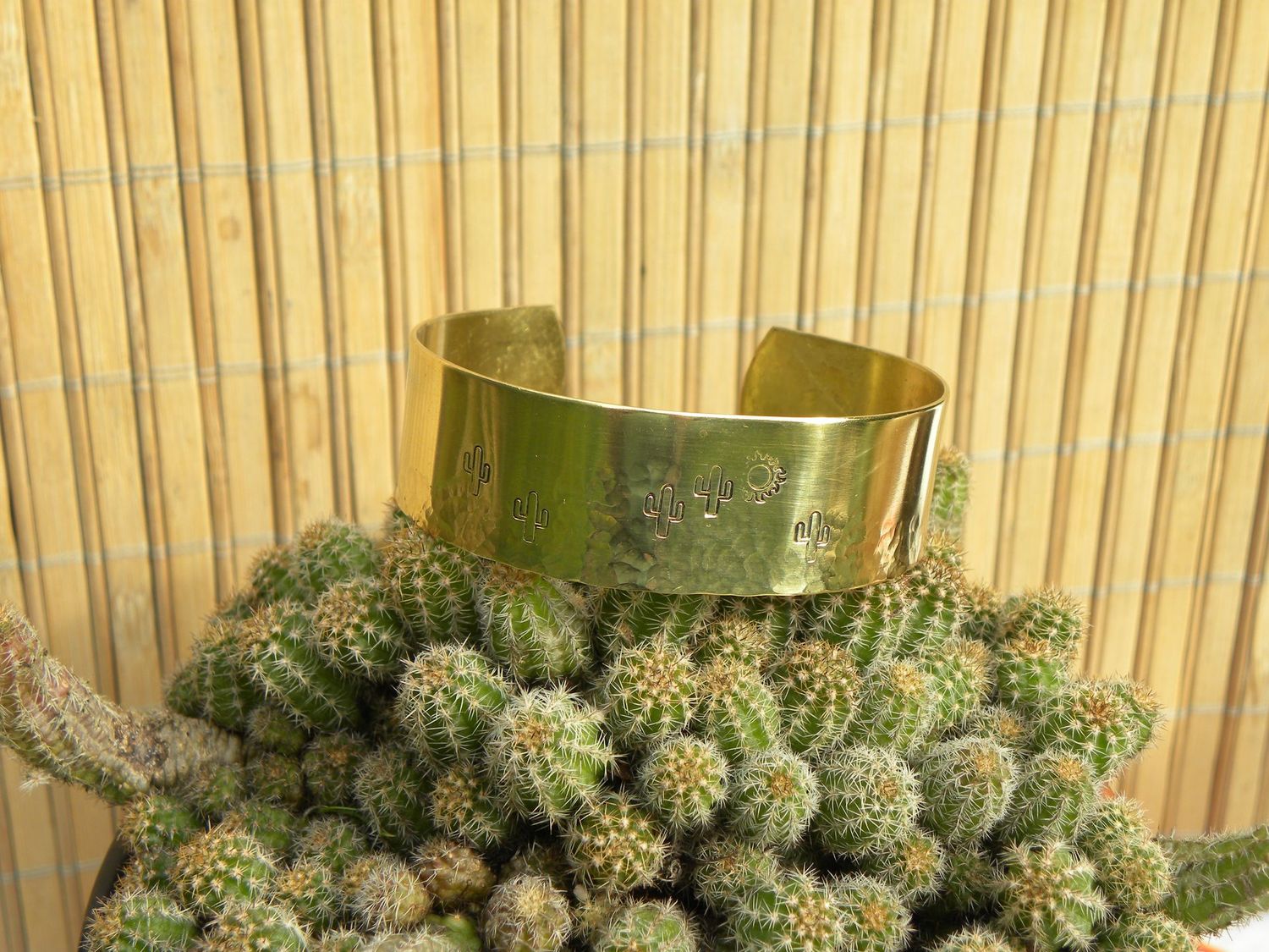 Bracelet 2 cm en laiton martelé et estampé cactus et soleil