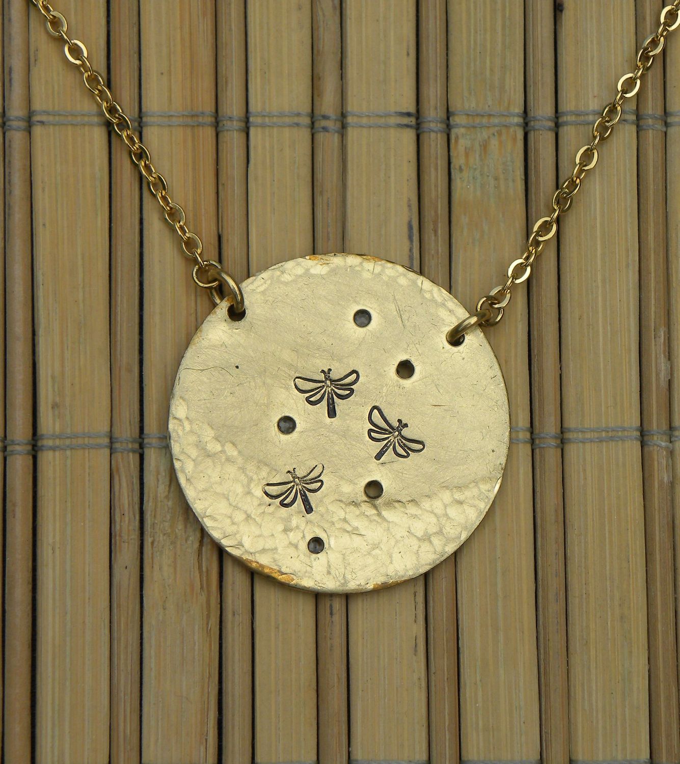 Pendentif en laiton martelé, percé et estampé libellules