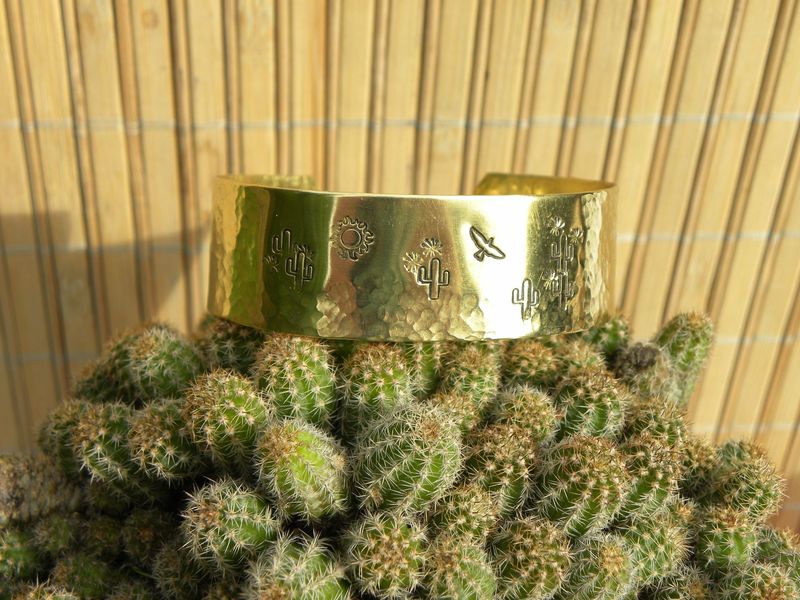 Bracelet 2 cm en laiton martelé estampé cactus et oiseau