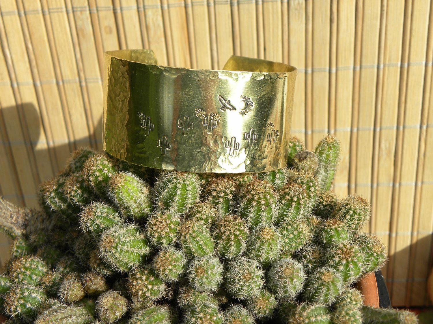 Manchette 3 cm en laiton martelé et estampé cactus, soleil, oiseaux