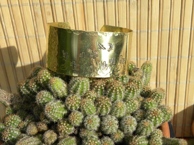Manchette 3 cm en laiton martelé et estampé cactus, soleil, oiseaux