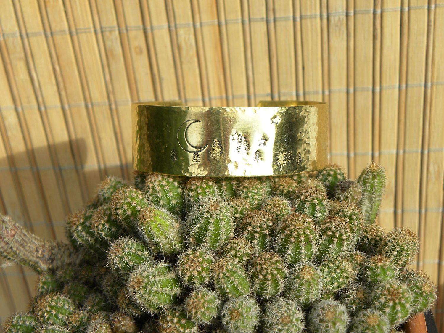 Bracelet 2 cm en laiton martelé et estampé d'un paysage vosgien sous la lune