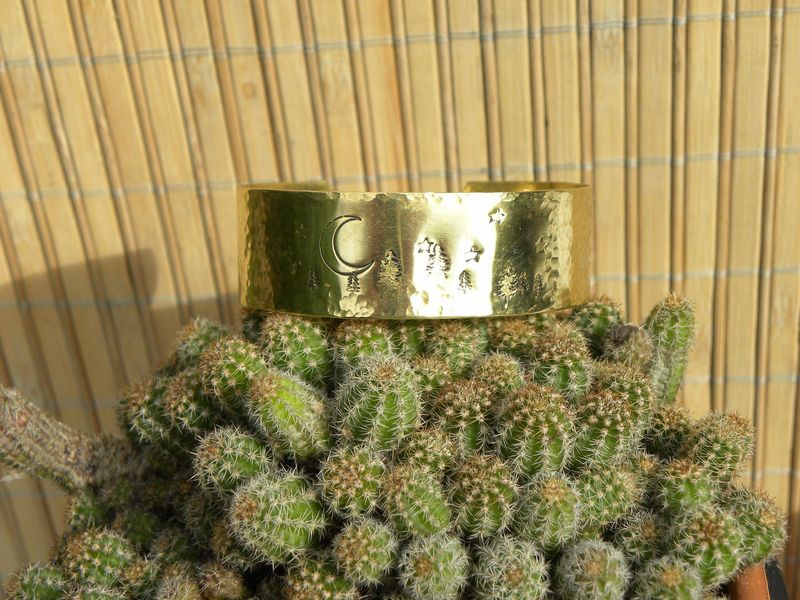 Bracelet 2 cm en laiton martelé et estampé d'un paysage vosgien sous la lune