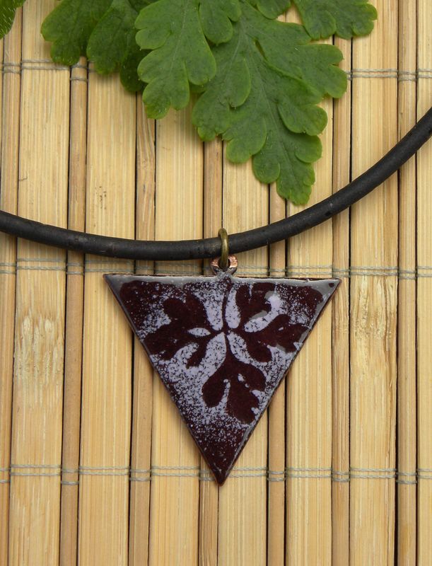 Pendentif "herbe à Robert" en cuivre émaillé, violet/ mauve